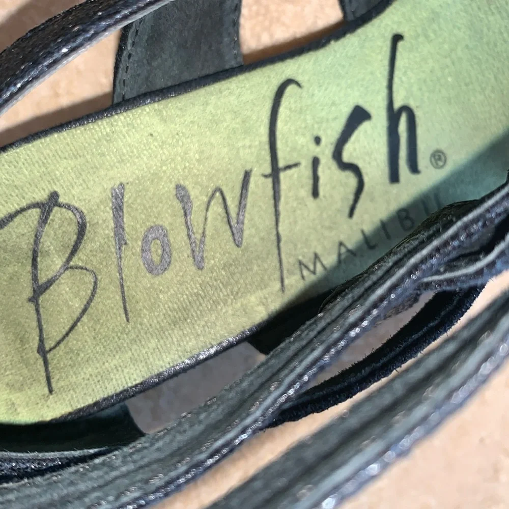 BLOWFISH black strappy leather wedge sandals, textured, back zip, 2” heel. 9 - Picture 12 of 17